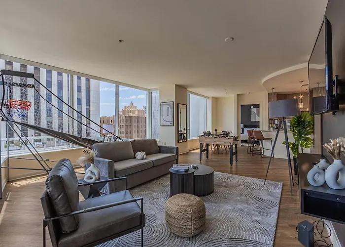 High-rise Haven In The Pool & Gym Included