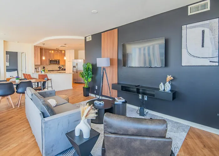High-rise Haven In The Pool & Gym Included * Phoenix