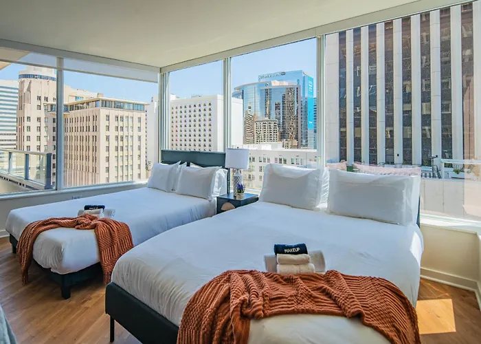 High-rise Haven In The Pool & Gym Included * Phoenix