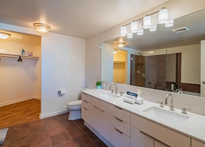 High-rise Haven In The Pool & Gym Included * Phoenix