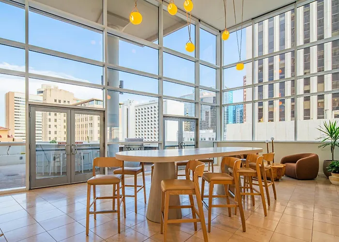 High-rise Haven In The Pool & Gym Included Apartamento Phoenix