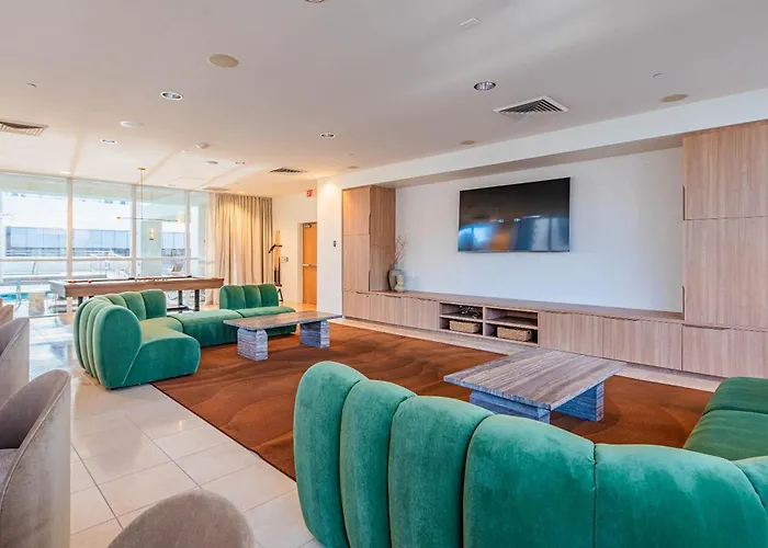 High-rise Haven In The Pool & Gym Included * Phoenix