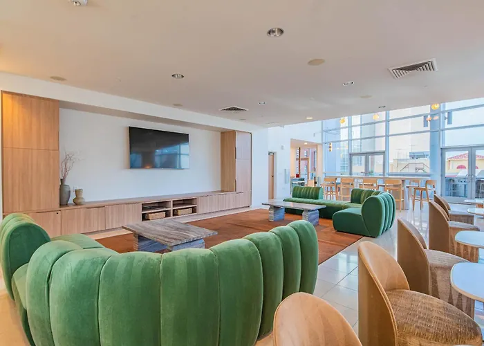 High-rise Haven In The Pool & Gym Included